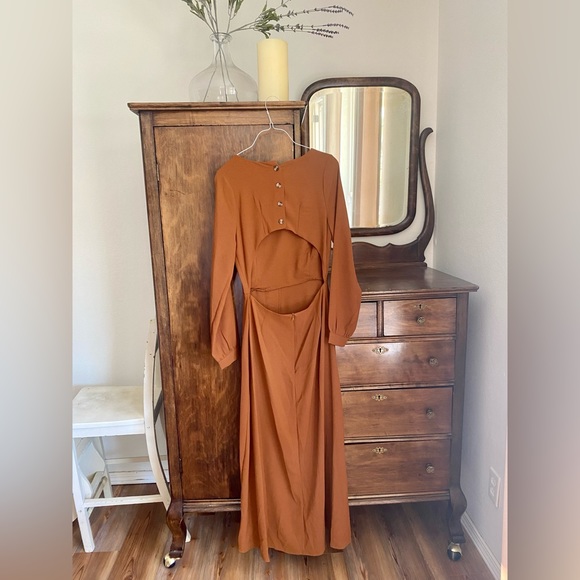 Beautiful, simple dress. - Picture 2 of 2